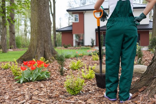 Local transfer station handling separated garden waste and recyclable materials